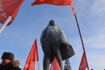 «Мы помним, пока жива Россия»: Новосибирские коммунисты возложили цветы к памятнику Ленину 